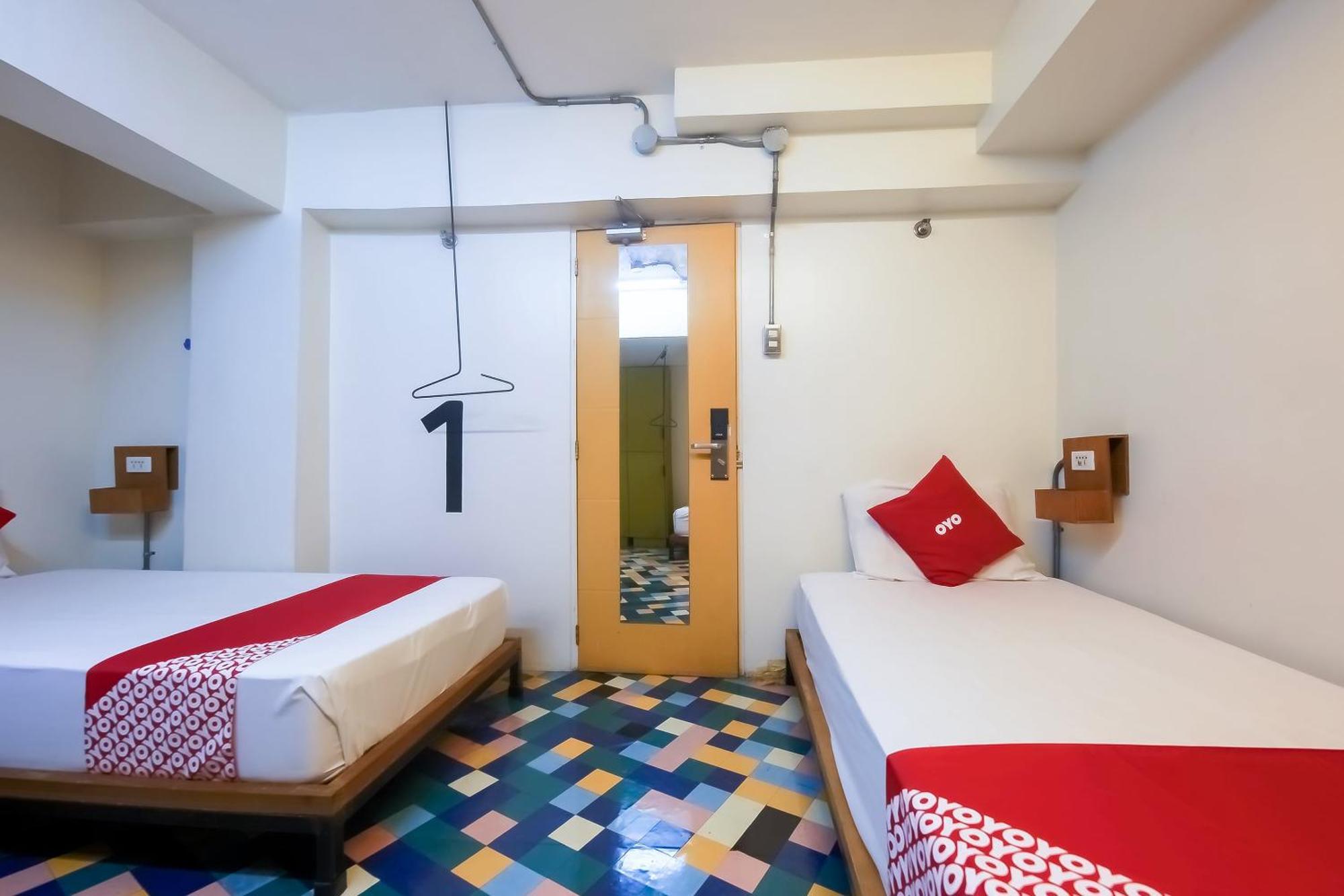 Spot On Junction Hostel Makati City Bagian luar foto
