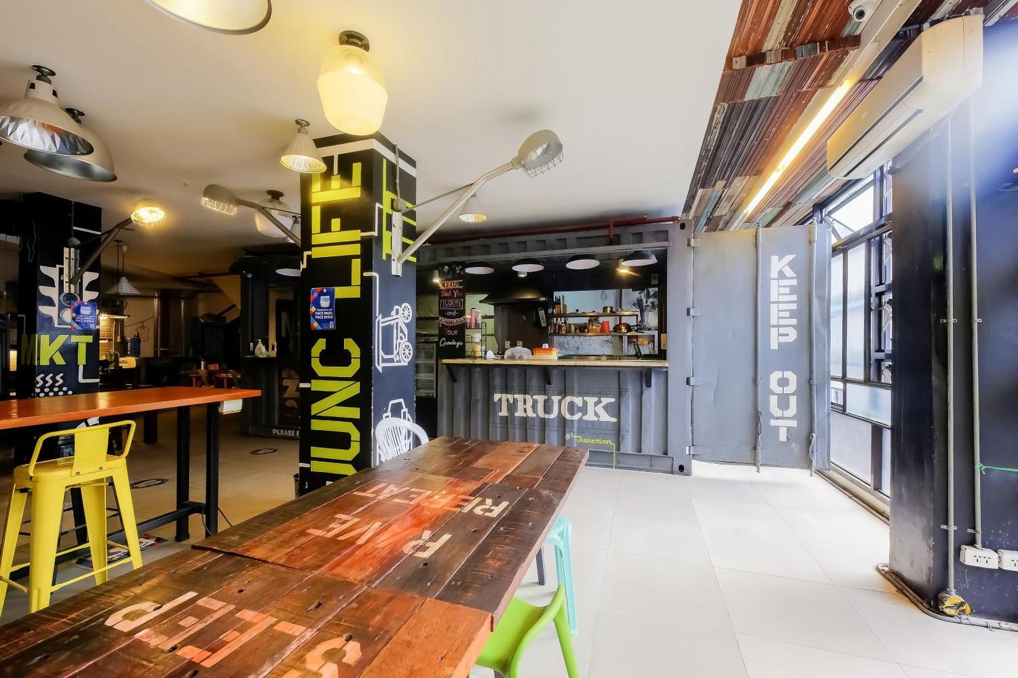 Spot On Junction Hostel Makati City Bagian luar foto